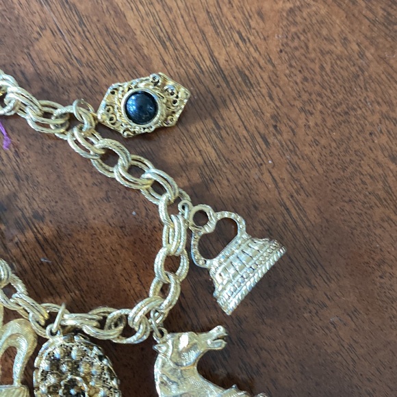 Vintage charm bracelet, gold tone. Approximately 8 inches in length. - Picture 5 of 8